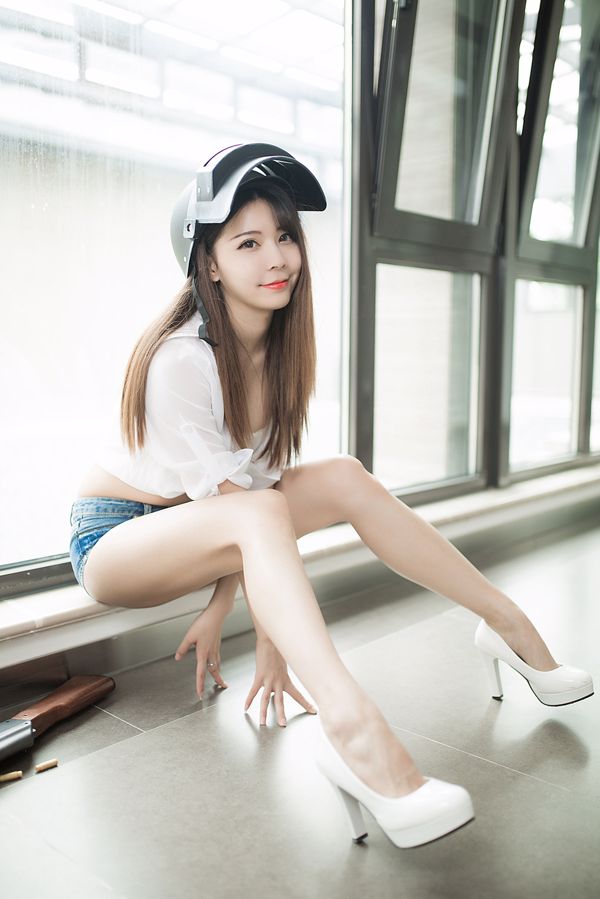 [Wind Field] NO.102 Een mooi meisje dat kip eet